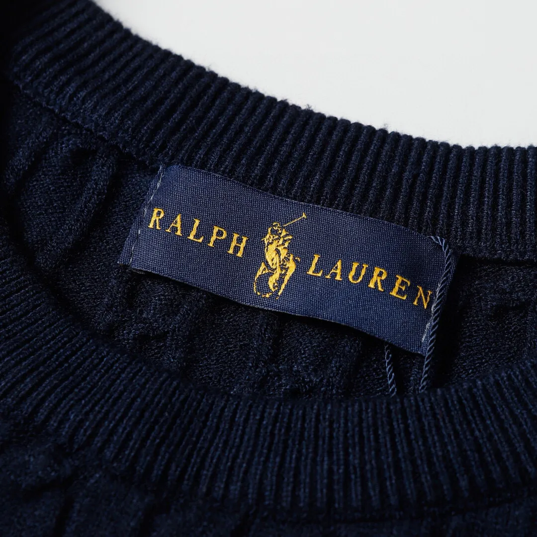 P186 Style No.: 601 -Ralph Lauren RL classic war horse logo embroidered pullover long-sleeved sweater on the chest -The item is made of custom-dyed and custom-spun yarn, purchased from the original version. A full set of customized accessories. Details determine success or failure. Heavy new autumn and winter product. High weight. Soft and delicate. The upper body effect is very nice. Loose fit. Women's model. -Color: white, gray, navy blue, red, khaki, blue, pink. -Sizes: S / M/ Ｌ S size 80-100 jins, M size 100-120 jins, Large size 120-135 jins